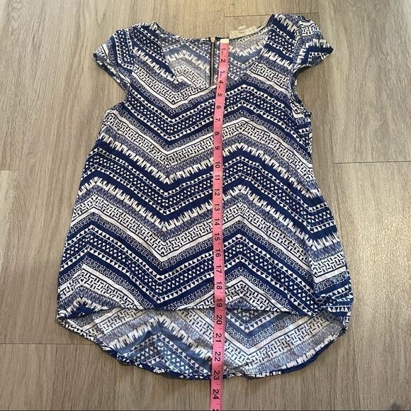 Pink rose, small geometric blue/white shirt sleeve - Picture 8 of 8